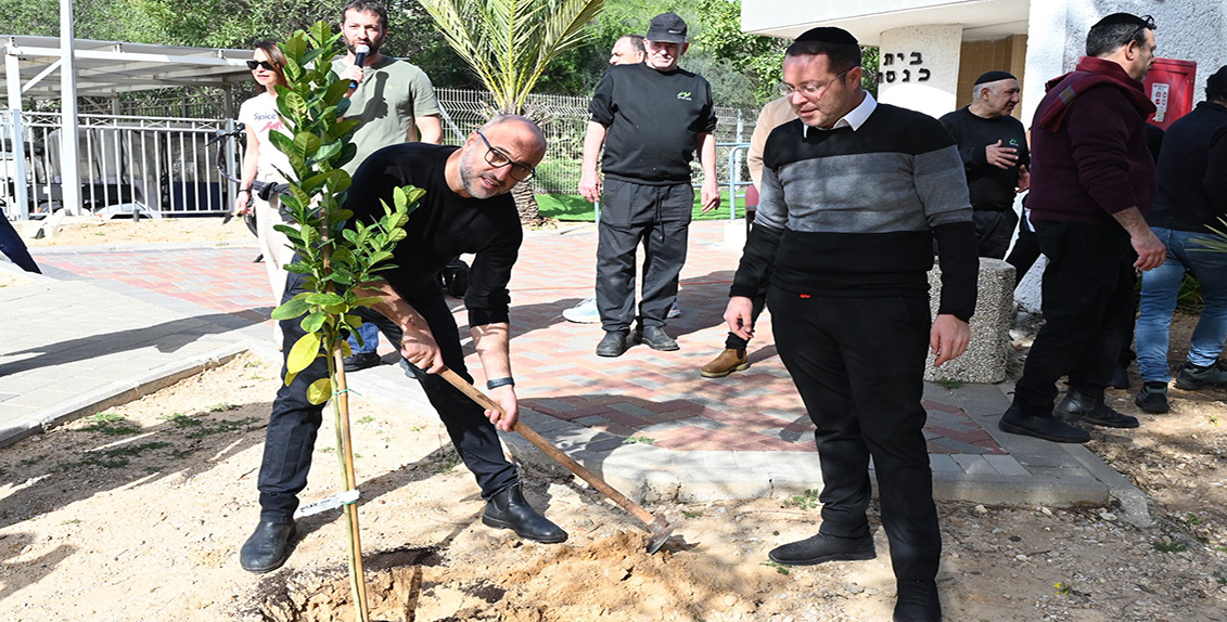 ט"ו בשבט שמח: גינה קהילתית לעובדי המכון